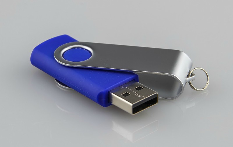 USB stick u plavoj boji